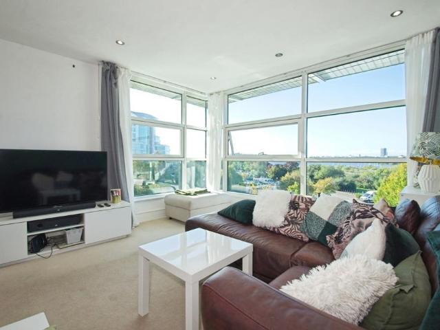 Flat for sale in Cardiff Bay, Falcon Lodge