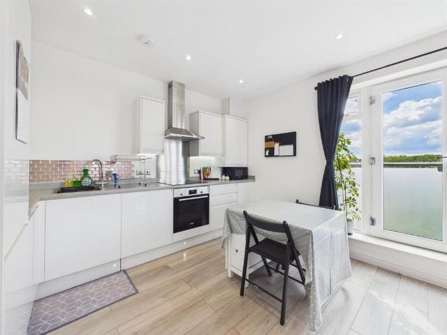 Flat for sale in Weston Turville, Buckinghamshire