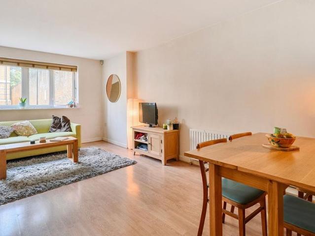 Flat for sale in Old Ford, Bow