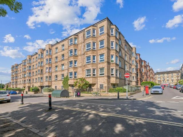 Flat for sale in Crossmyloof, Scotland