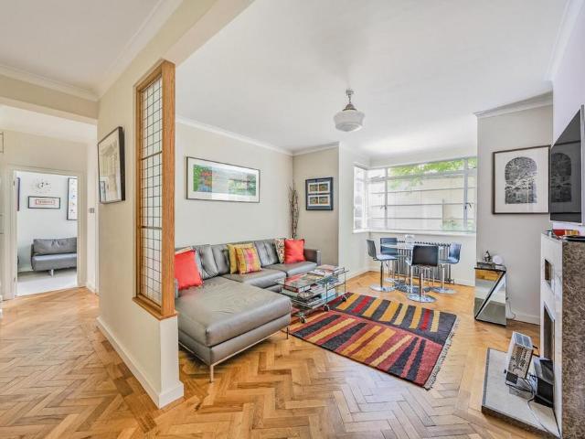 Flat for sale in St. John's Wood, Greater London