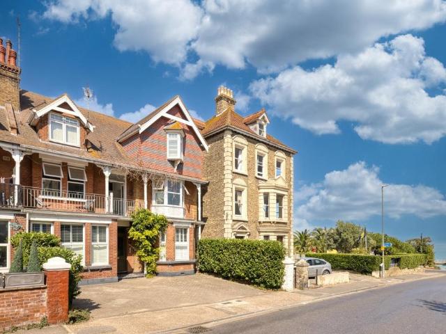 Flat for sale in Upton, Acol