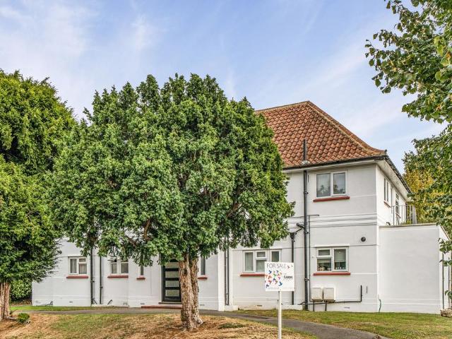 Flat for sale in Epsom, Epsom and Ewell