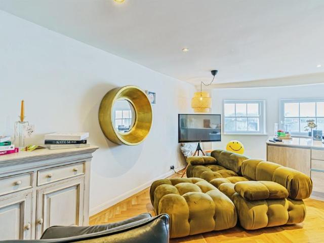 Flat for sale in Broadwater Down, Sandown Park