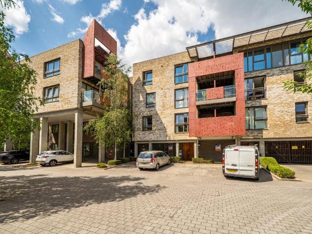 Flat for sale in Rotherhithe, Greater London