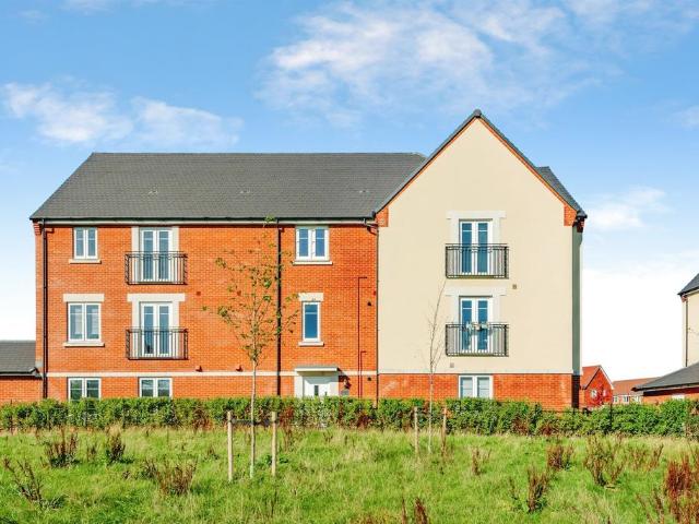 Flat for sale in Tinsley Green, Crawley