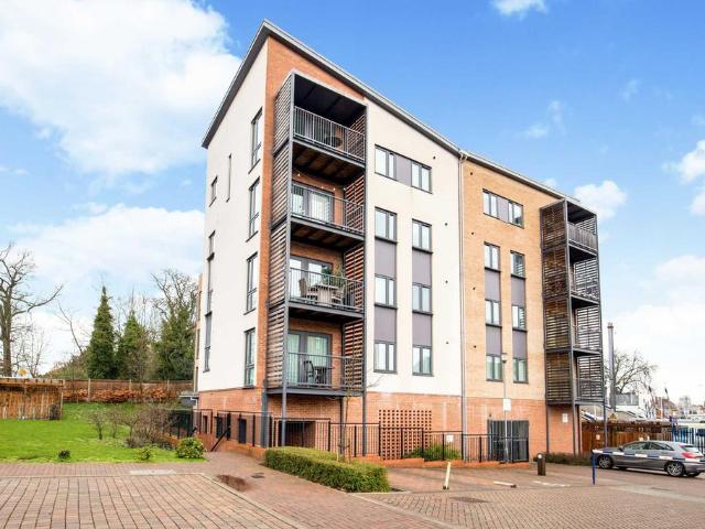 Flat for sale in Elstree and Borehamwood, Borehamwood