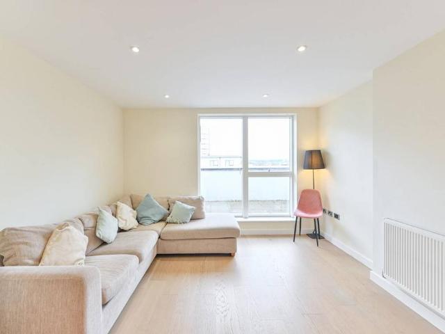 Flat for sale in Stockwell, Greater London