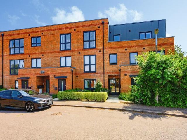 Flat for sale in Woodhall Farm, Pouchen End