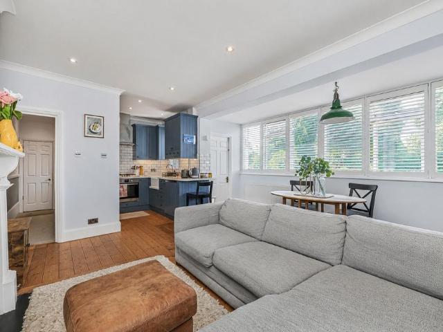 Flat for sale in Earlsfield, Greater London
