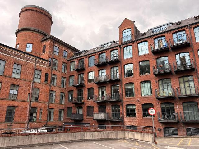 Flat for sale in Richmond Hill, West Yorkshire