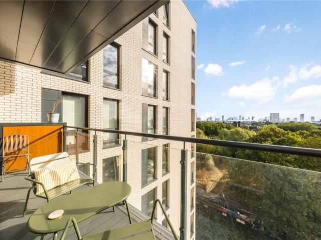 Flat for sale in Suttons Wharf, Mile End