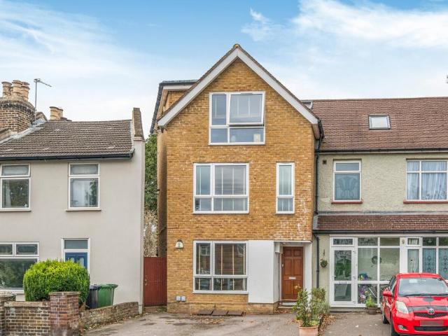 Flat for sale in Burnt Ash, Greater London