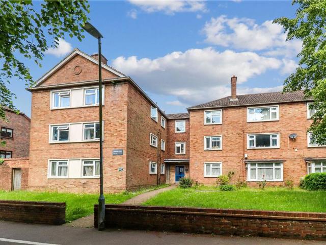 Flat for sale in Batchworth, Hertfordshire