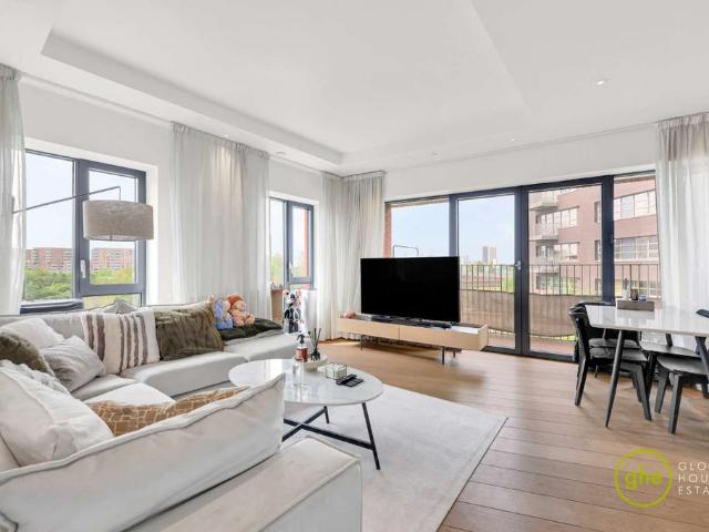 Flat for sale in London City Island, Blackwall