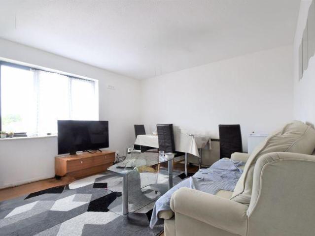 Flat for sale in Spring Park, Luton