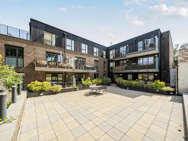 Flat for sale in Roehampton, Greater London