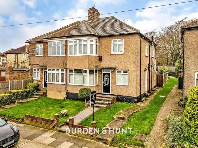 Flat for sale in Hornchurch, Greater London