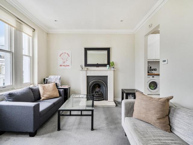 Flat for sale in Earl's Court, Greater London