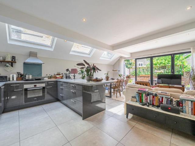 Flat for sale in Fulham, Greater London