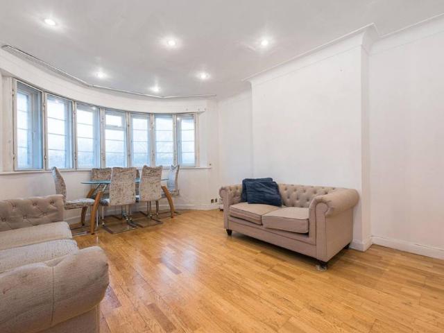 Flat for sale in Temple Fortune, Greater London
