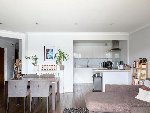 Flat for sale in Battersea, Greater London