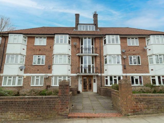 Flat for sale in The Hale, Greater London