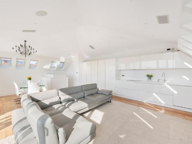Flat for sale in West Hampstead, Greater London
