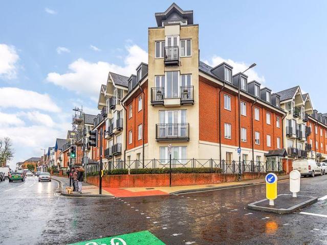 Flat for sale in St Albans, Five Acres