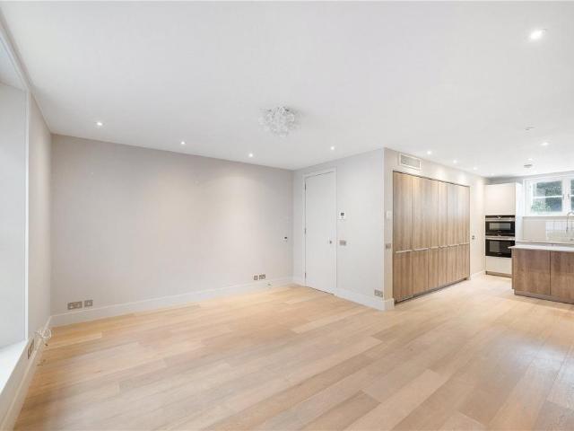Flat for sale in Kensington, Greater London