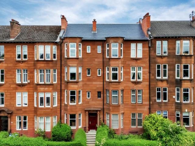 Flat for sale in Broomhill, Scotland