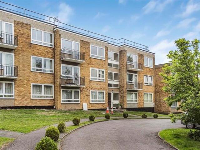 Flat for sale in Hatching Green, Five Acres