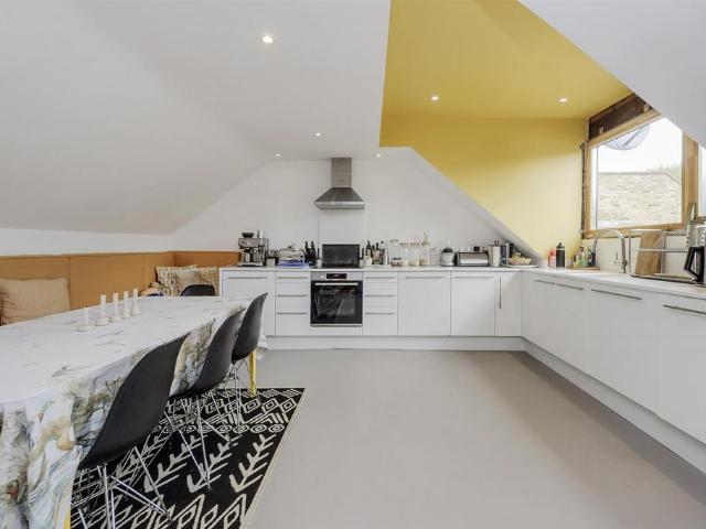 Flat for sale in North Kensington, Greater London