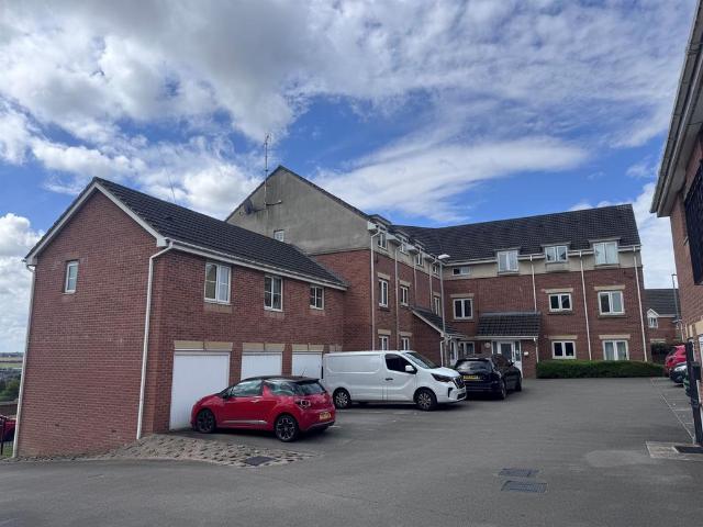 Flat for sale in Farnley, West Yorkshire