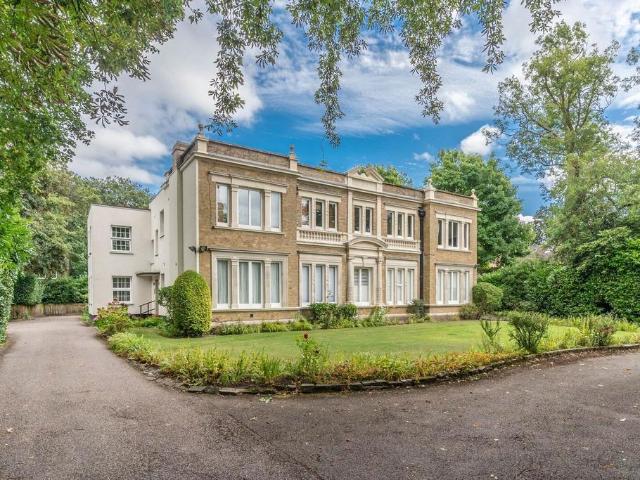 Flat for sale in Bushey Heath, Hertsmere