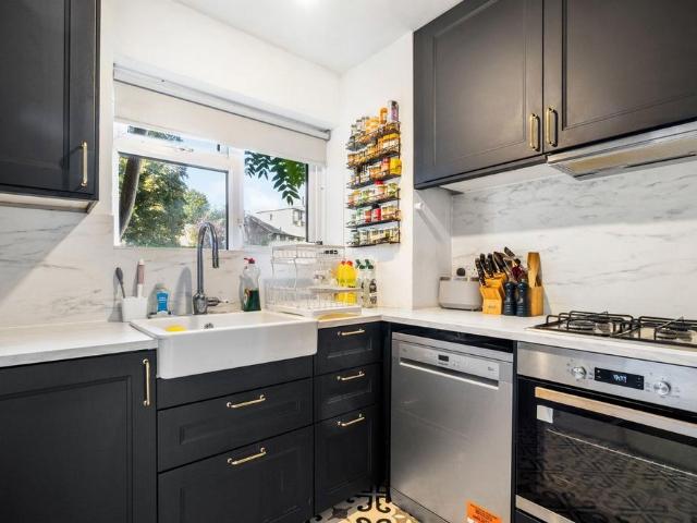 Flat for sale in Stockwell Park, Greater London