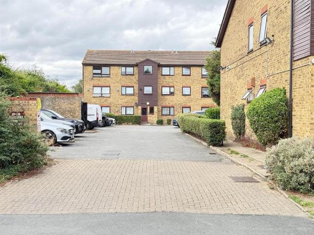 Flat for sale in Chadwell Heath, Greater London