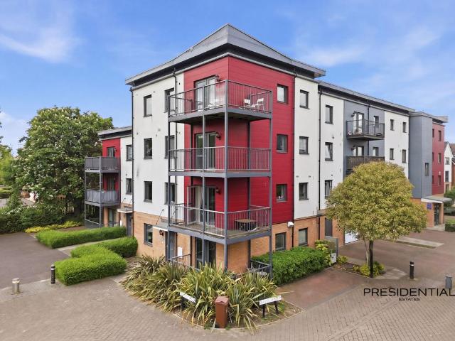 Flat for sale in Chingford, Greater London