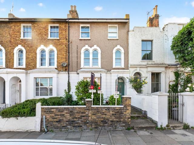 Flat for sale in Wandsworth, Greater London
