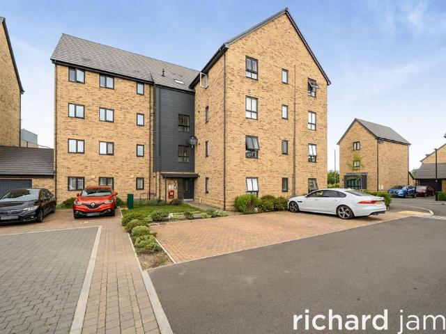 Flat for sale in North Wroughton, Swindon