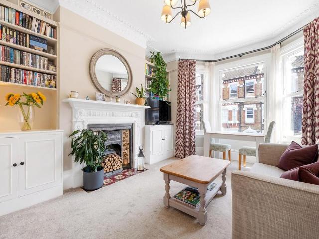 Flat for sale in Clapham, Greater London