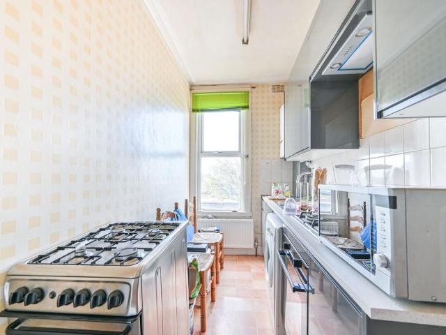 Flat for sale in Harlesden, Greater London