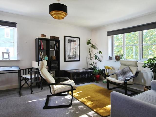 Flat for sale in The Bridge, Kent