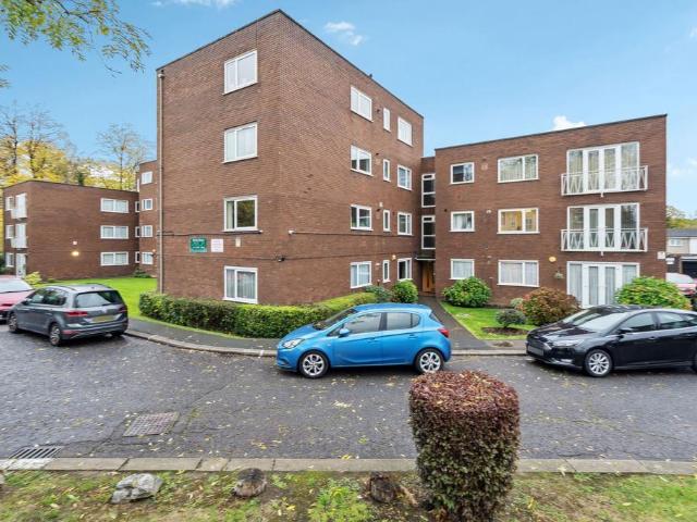 Flat for sale in Pinner, Greater London