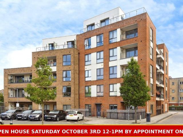 Flat for sale in London Borough of Waltham Forest, Greater London