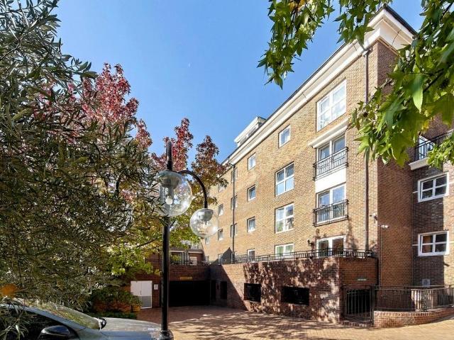 Flat for sale in Canonbury, Greater London