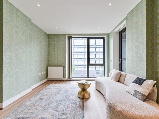 Flat for sale in Blackwall, Greater London