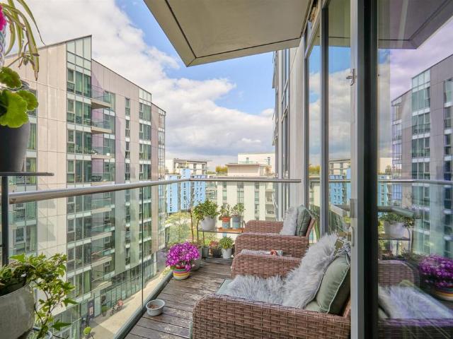 Flat for sale in Wandsworth, Greater London