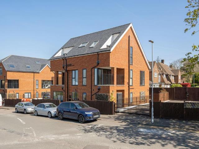 Flat for sale in Bushey, Bushey Heath