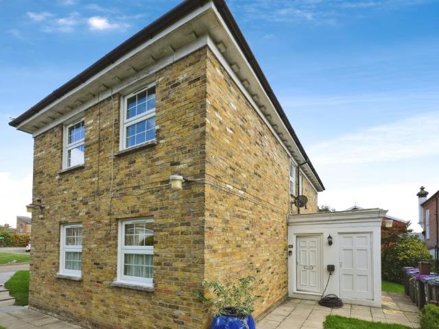 Flat for sale in Kings Hill, Colliers End